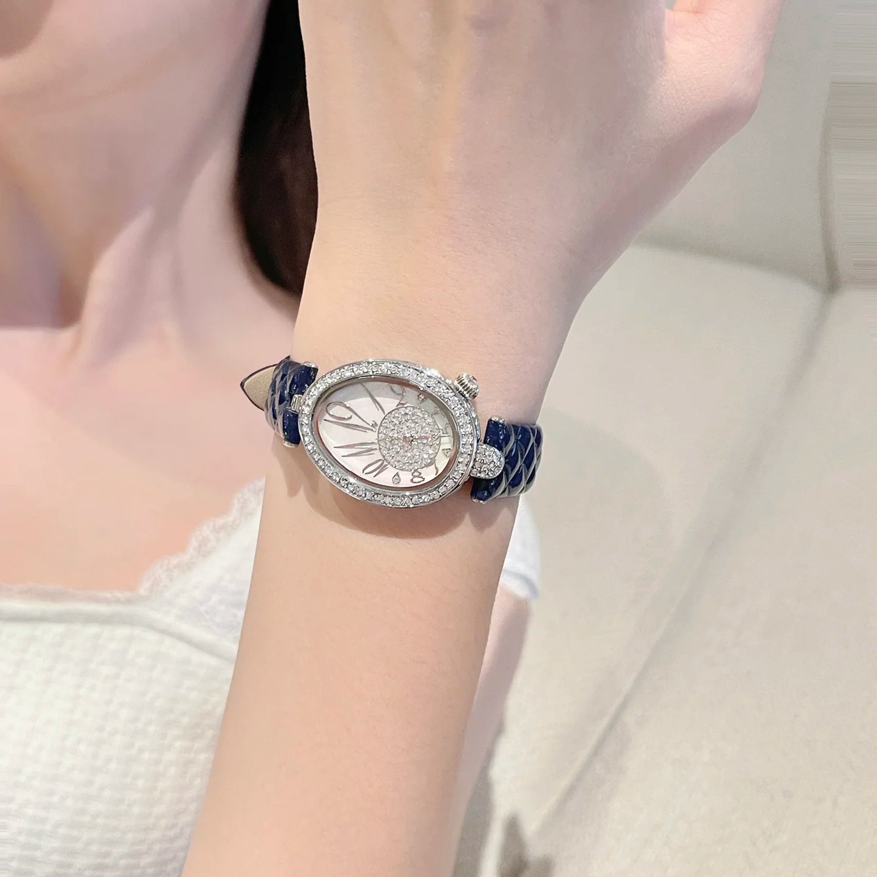 Elegant women quartz wristwatch with sparkling diamond design